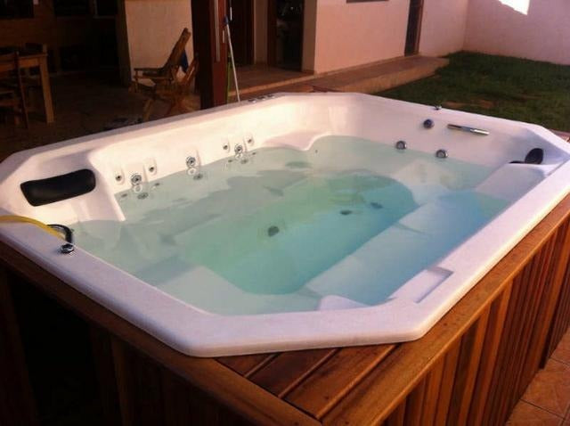 Jacuzzi spa com hidromassagem para 10 pessoas